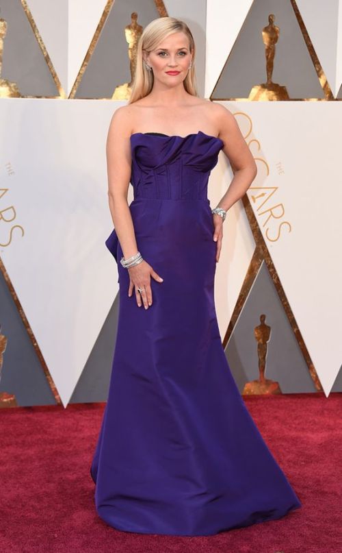 Reese Witherspoon in a violet Oscar de la Renta dress at the Oscars 2016 Reese Witherspoon in a violet Oscar de la Renta dress at the Oscars 2016