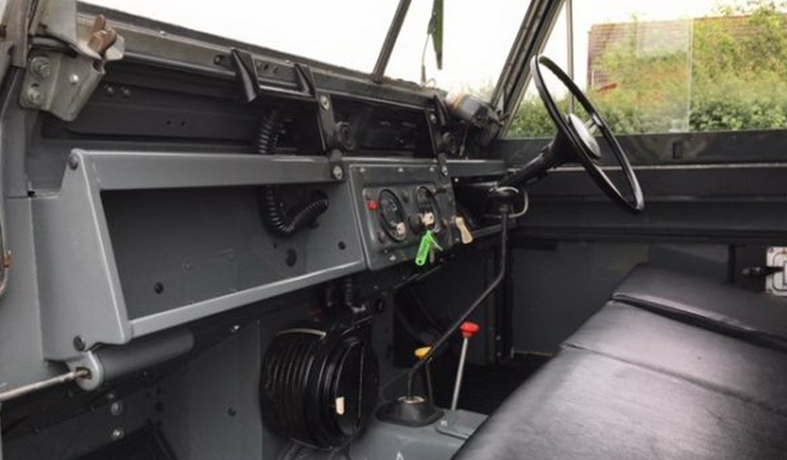 WOW! Pakai Roda Tank, Land Rover Ini Dihargai 1 Milyar