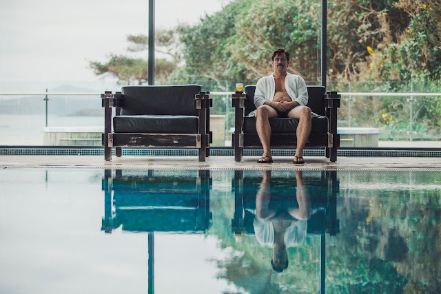 The Lobster der cineast Filmblog The Lobster David sitzt alleine am Pool
