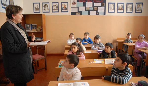 Enseñarían tres idiomas en escuelas armenias