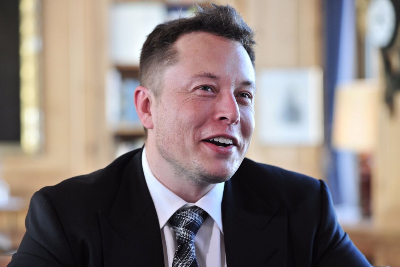 ELON MUSK: THE GUY BEHIND REVOLUTIONARY SPACE-X AND TESLA