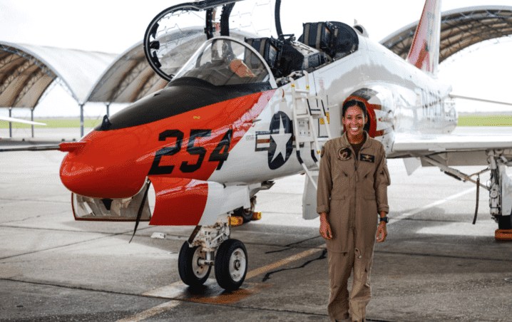 Ella es la primer piloto de combate negro de la Marina de los EEUU ...