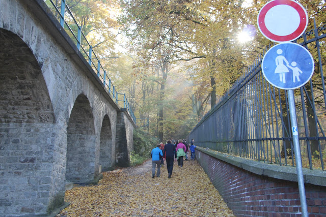 lleve a los chicos de la mano