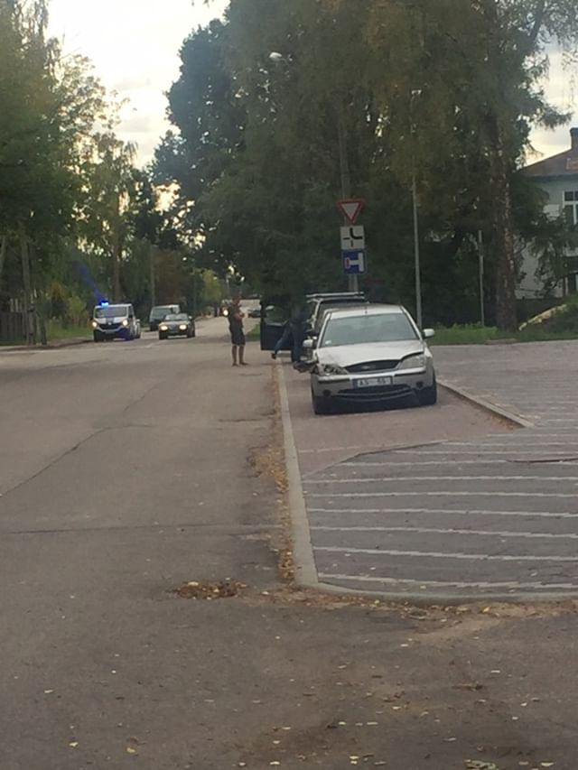 Trīs auto avārija Jelgavā. Viens transportlīdzeklis apgāžas uz sāniem.