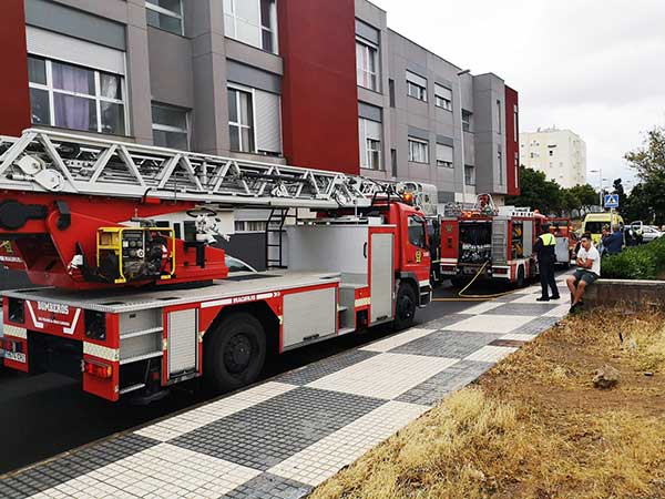 Bomberos de Las Palmas de Gran Canaria actúan en el incendio de la calle Hinojo, provocado por una vela 