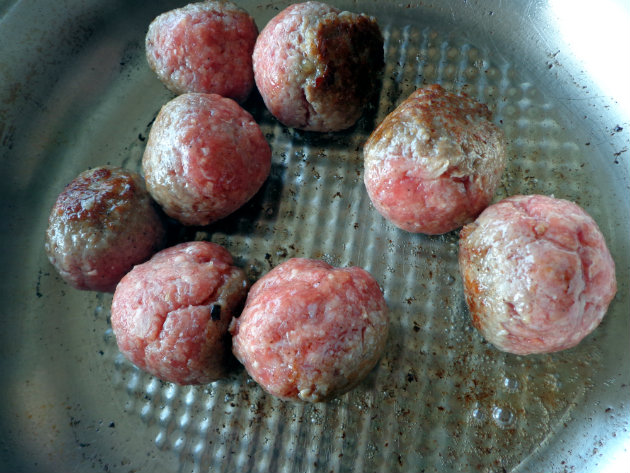 Swedish (Ikea) meatballs by Laka kuharica: cook until all sides are browned