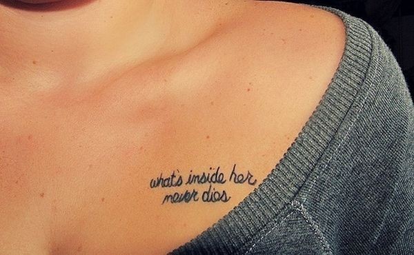 chica con una frase tatuada, tatuajes de frases y letras en mujeres