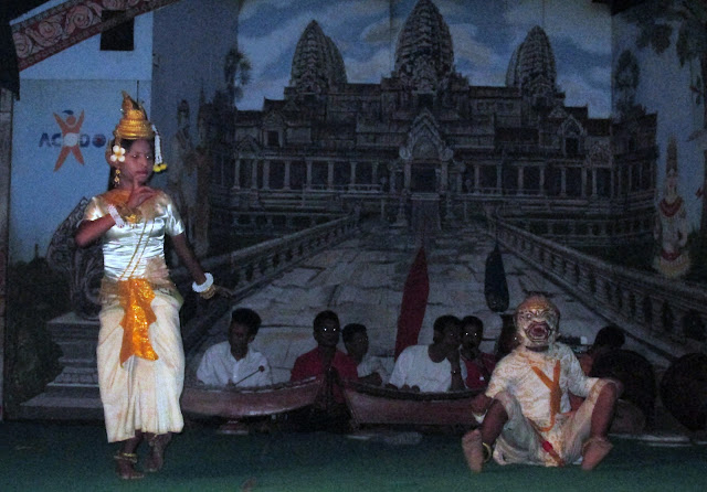 Pequeña aspara con Ravana Pequeña aspara con Ravana