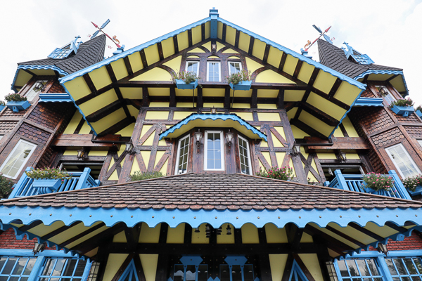 南投埔里童話城堡繽紛外觀吸引過路遊客拍照，埔里遊客中心旁