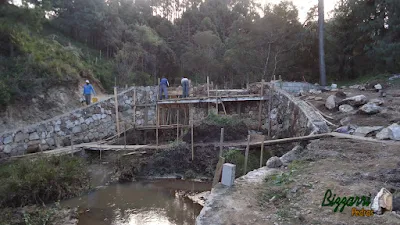 Construção dos lagos com paredão de pedra rústica entre um lago e outro para formar uma ducha de água sendo que a construção do lago de cima vai ficar 2 m mais alto.