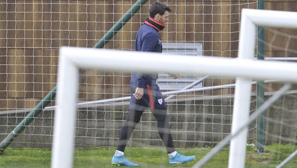 Athletic, Aduriz se retira del entrenamiento por una molestia física