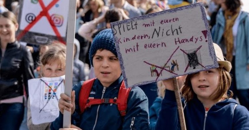 Masiva protesta de niños contra padres adictos al celular conmueve a Alemania Masiva protesta de niños contra padres adictos al celular conmueve a Alemania