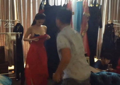 Ngọc Trinh vô tư cởi xiêm y để đồng nghiệp nam giúp mặc trang phục - Ảnh 1 Ngoc Trinh vo tu coi xiem y de dong nghiep nam giup mac trang phuc - Anh 1