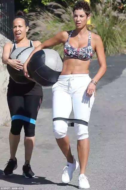 3 So that's how she does it? See pics of Nicole Murphy sweating it out