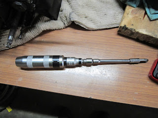 Impact screwdriver with extension