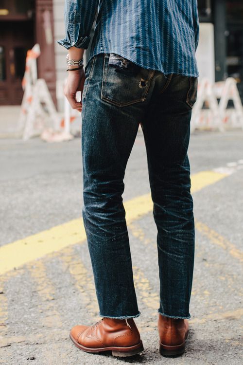 Calça Jeans Masculina com Barra Cortada Desfiada