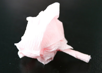 como hacer rosas con papel crepe