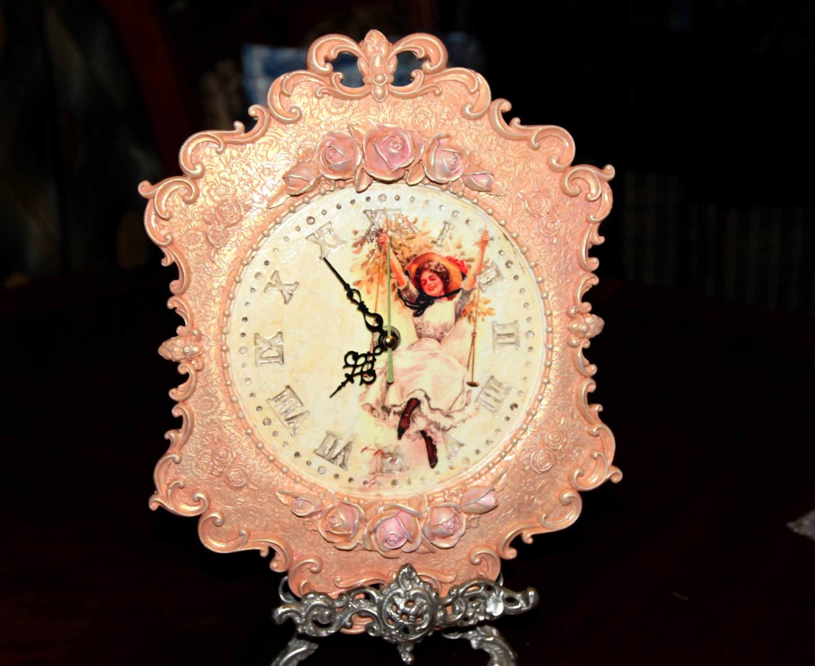 часы на белом фоне. часы опоздание. часы в гипсовом изделие. часы и время. часы с таймером обратного отсчета.