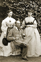 Charles Dickens junto a sus hijas Mary 'Mamie' y Kate