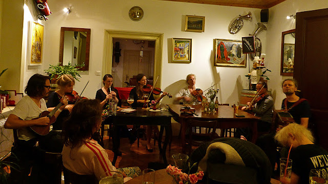 Musique folk jusqu'au bout de la nuit chez Pierre / photo S. Mazars