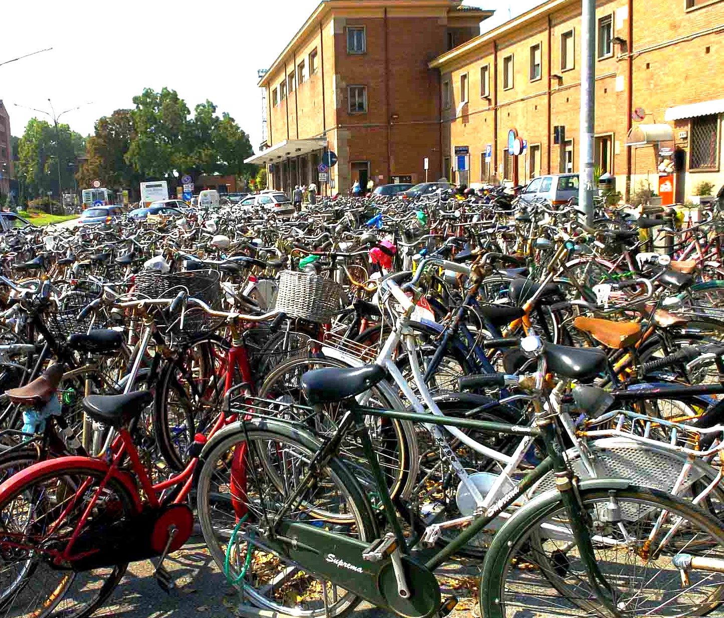 persone che usano la bicicletta in italia