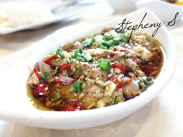 Sichuan Style Spicy Chicken topping with chopped green onion and dried chilli