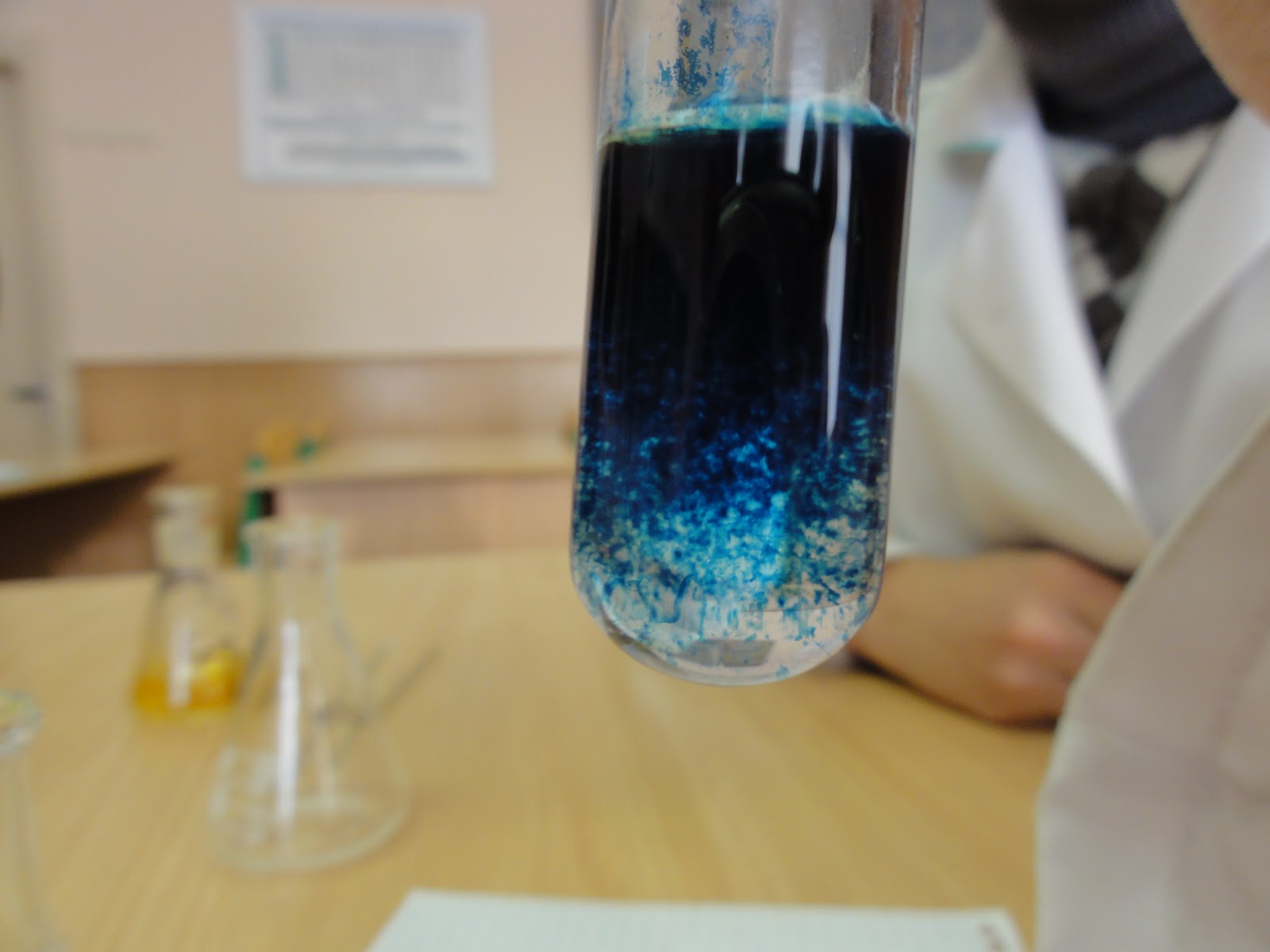 Образование синего осадка. Образование синего осадка. Раствор ярко синего цвета гидроксид меди 2. Осадок гидроксида меди 2 цвет. Осадок голубого цвета.