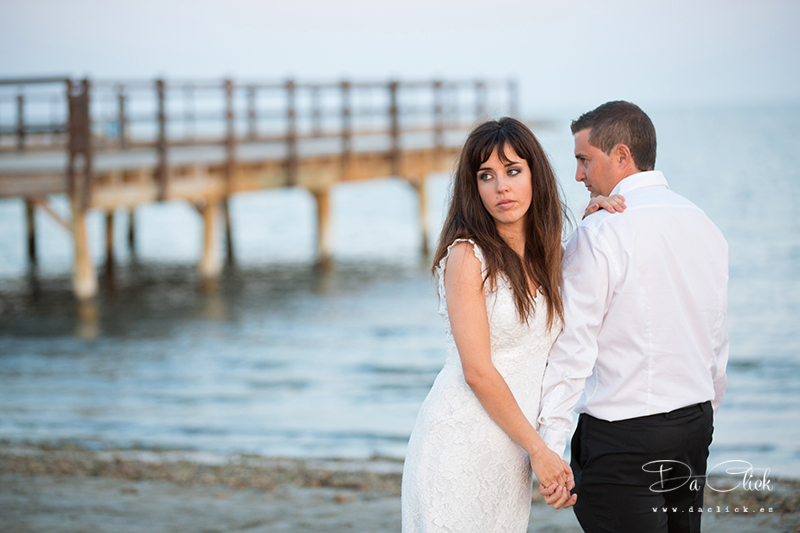 muelle de madera , pareja de novios