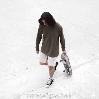 Foto Omar Daniel membawa Skateboard Keren banget Foto Omar Daniel membawa Skateboard Keren banget