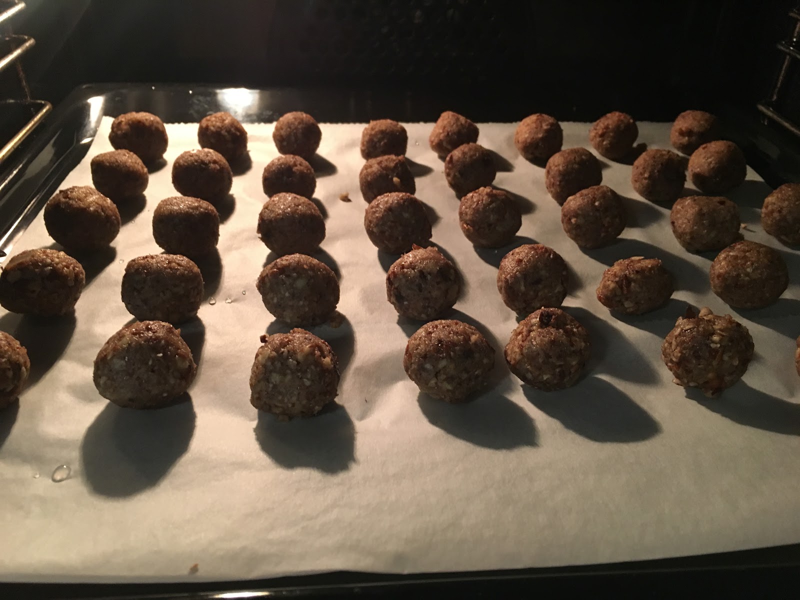 Ein Stück heile Welt : Pekannuss-Dattel-Kugeln Ein Stück heile Welt : Pekannuss-Dattel-Kugeln