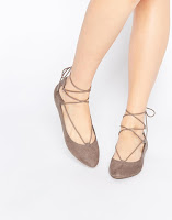 http://www.asos.com/it/New-Look-Ballerine-stringate/e019s/?iid=6364023&cid=6459&sh=0&pge=2&pgesize=36&sort=-1&clr=Brown&totalstyles=370&gridsize=3&mporgp=L05ldy1Mb29rL05ldy1Mb29rLUxhY2UtVXAtQmFsbGV0LVNob2UvUHJvZC8.