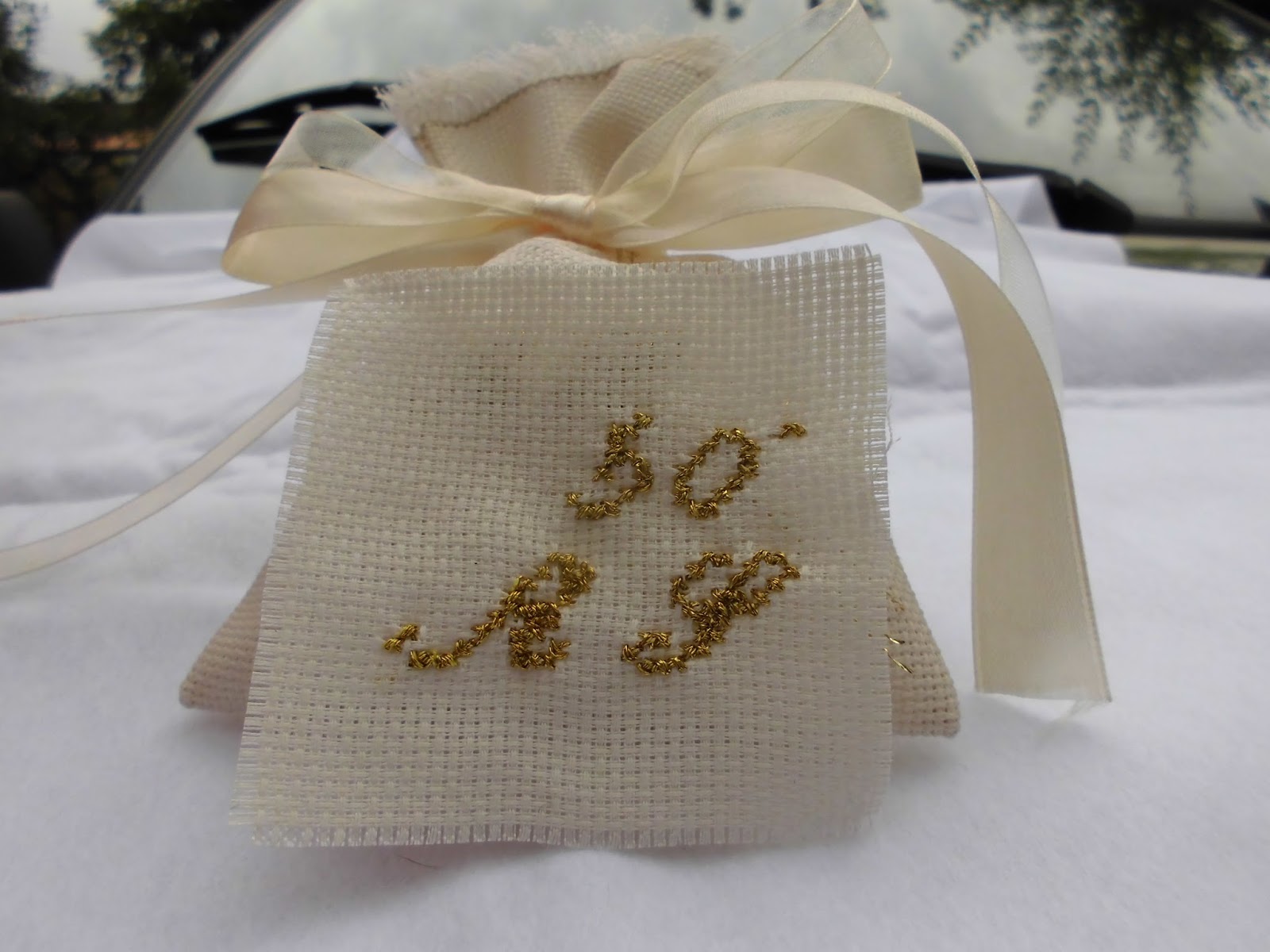Sacchetti sacchettini confetti battesimo ricamati a punto croce tela aida  bianca