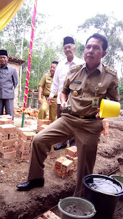 Ridho Letakan Batu Pertama Pembangunan  Bedah Rumah