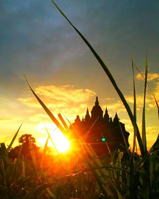 sunset di candi plaosan foto indah sunset di candi plaosan