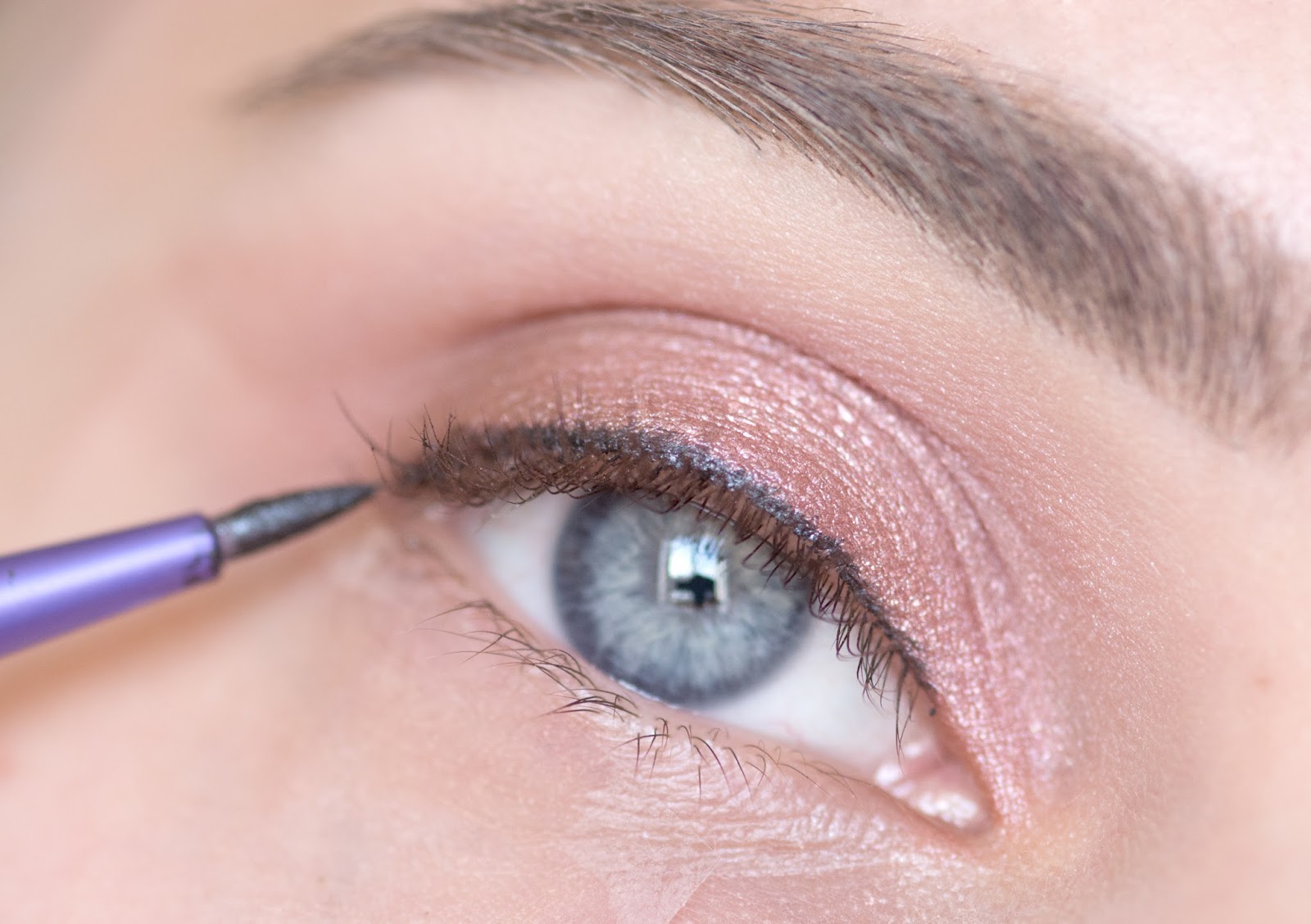 Нижнее веко карандашом. Нижнее веко карандашом. Стрелки на глазах коричневым карандашом. Подводка слизистой глаза. Макияж с подводкой нижнего века.