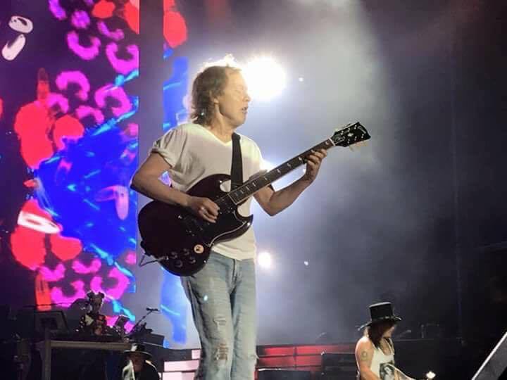 ¡Angus Young actúa en directo junto a Guns `N Roses!