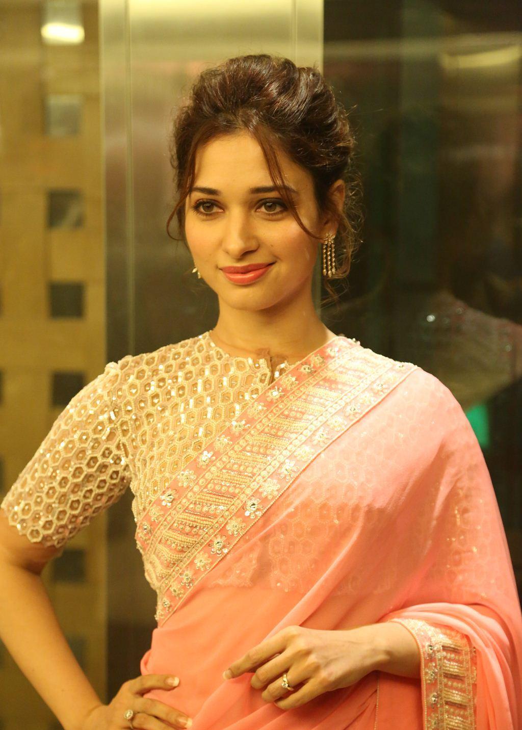 [hd Gallery] Tamannaah Bhatia Looks Stunning In Saree At ‘ Bahubali