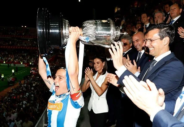 Queen Letizia presented the cup to Real Sociedad players. Queen Letizia wore Felipe Varela Army vest jacket