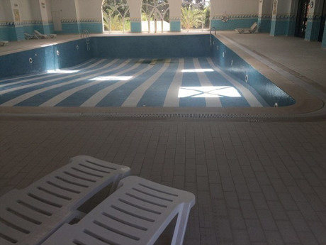 Lanh nguoi ben trong khach san bo hoang sau khi bi IS xa sung - Anh 3