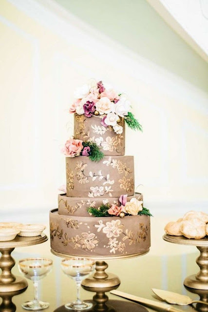 Pastel nupcial pintado a mano - Foto: Pinterest Pastel nupcial pintado a mano - Foto: Pinterest
