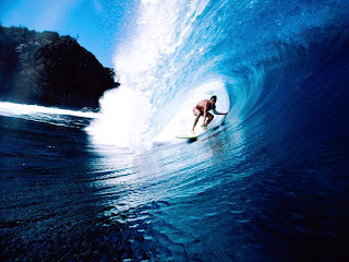 [uomo che fa surfing sotto un'onda marina o di un oceano]