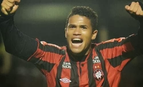 Lateral Léo enfim chega ao Flamengo para fazer exames médicos