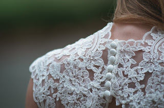Espalda de vestido de novia con encaje y botones