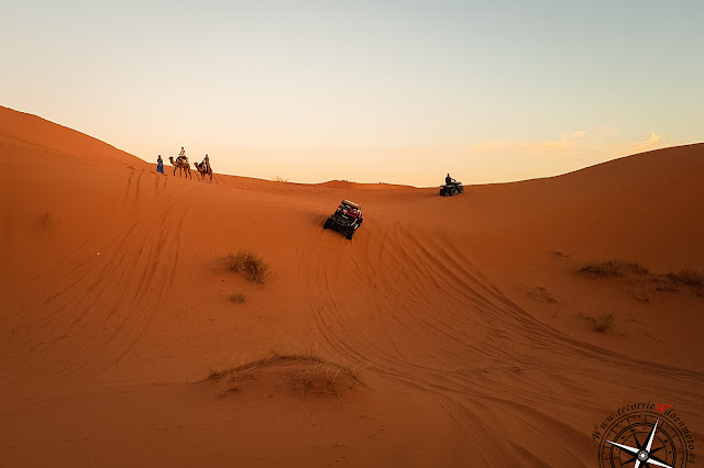 jugando con los buggies en las dunas