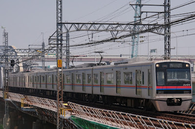 荒川橋梁を渡る京成3000形