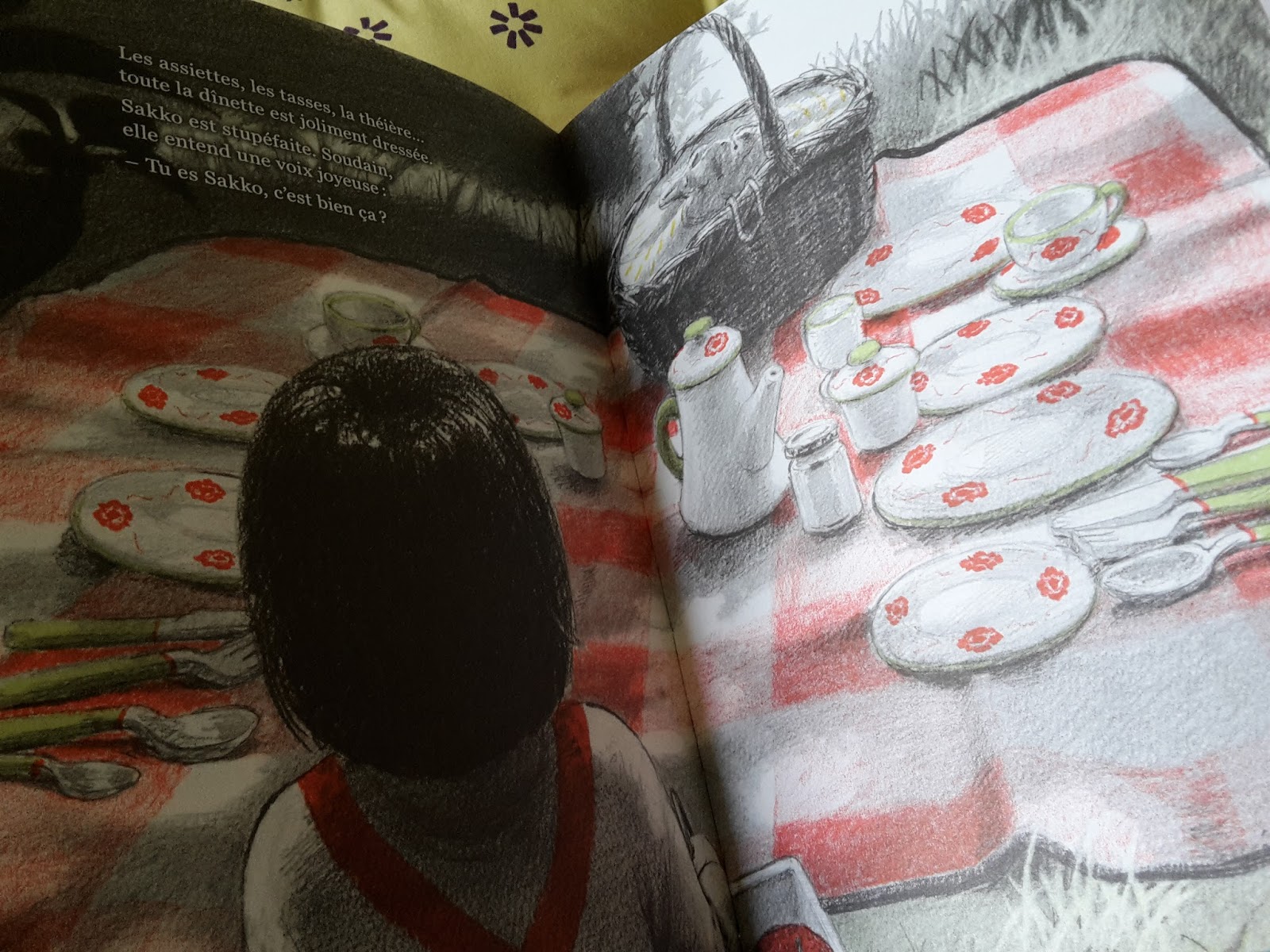 Sous le feuillage Une maison dans les buissons