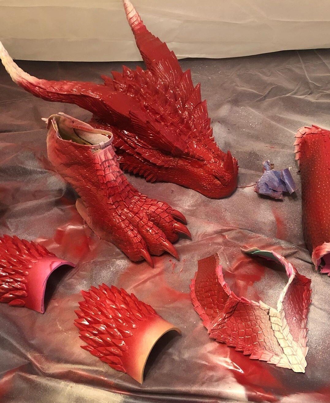 용으로 변신하는 서양녀 - 디쁠