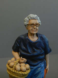 statuine ritratti nonni vecchietta con occhiali e cesto uova orme magiche