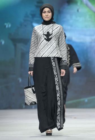 Contoh Model Baju Batik Gamis Dengan Kombinasi Polos