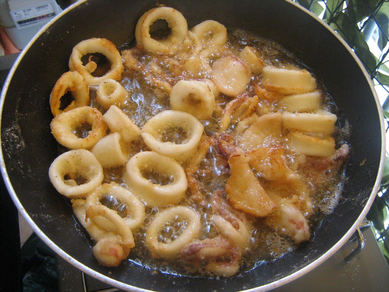 Приготовление кальмара жареные. Кальмары с лимоном. Жареные кальмары на сковороде с луком. Как вкусно приготовить кальмары на сковороде. Турецкие Колечки жареные в масле.